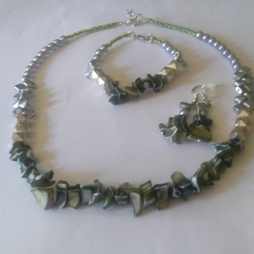 Sliver and grey Pearl with sea from and grey chip beads nelace set